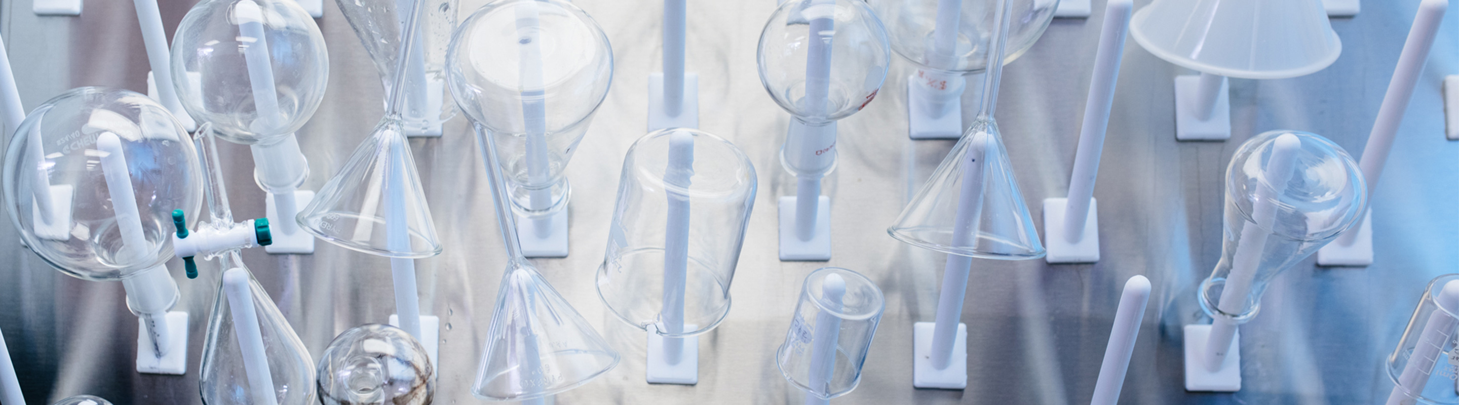 beakers on a drying rack in a lab
